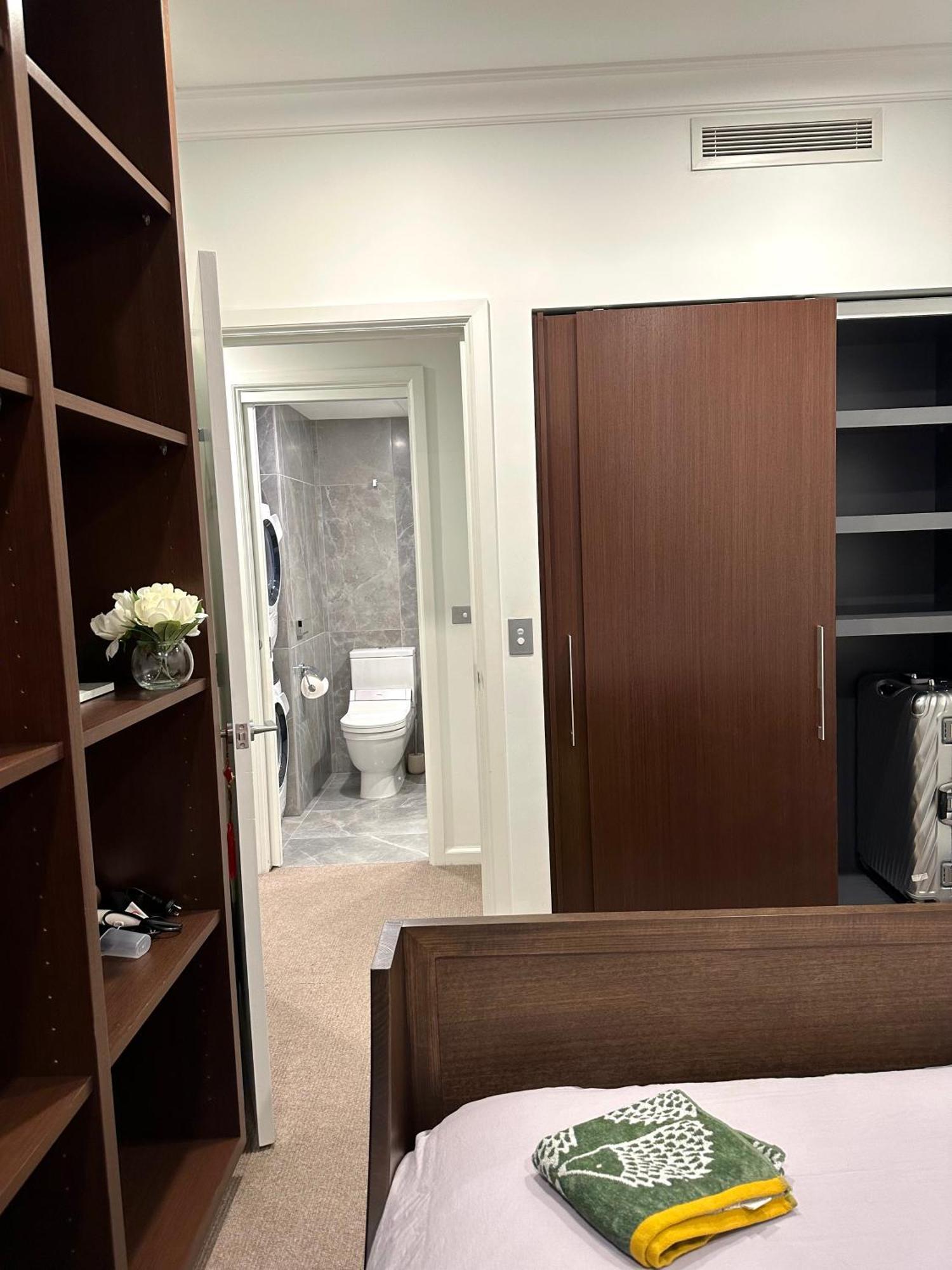 Private 1 Bed Accom With Bathroom In A 3 Bed Apartment - Melb Cbd, Regency Towers - Free Parking, Wifi And Pool Мельбурн Экстерьер фото